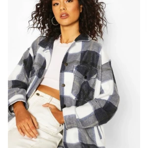 Boohoo rutig jacka - Köpte den men har enbart andvänt den 1 gång, fint skick om väldigt mysig. Det är minsta storleken