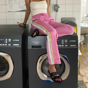 Byxor från SVEA - Knappt använda. Storlek XS. Då jag är mitt i en flytt har jag inte möjlighet att skicka fler bilder än de som redan ligger ute.