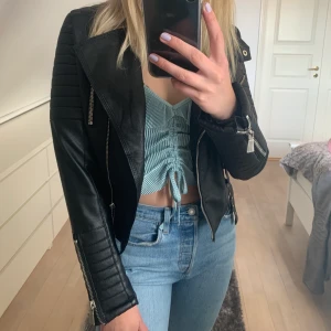 Skinnjacka  - Chiquelles Moto Jacket i storlek S/38, superfint skick, nästan aldrig använt!! Nypris är 699, säljer för 300, inklusive frakt🥰  Priset kan diskuteras!!