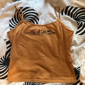 Unikt linne🧡 - Ett unikt linne köpt från limited edition kollektion i Japan, finns inte kvar längre🥺 Skönt material och gullig detalj på bröstet (bild 2) ALDRIG ANVÄNT