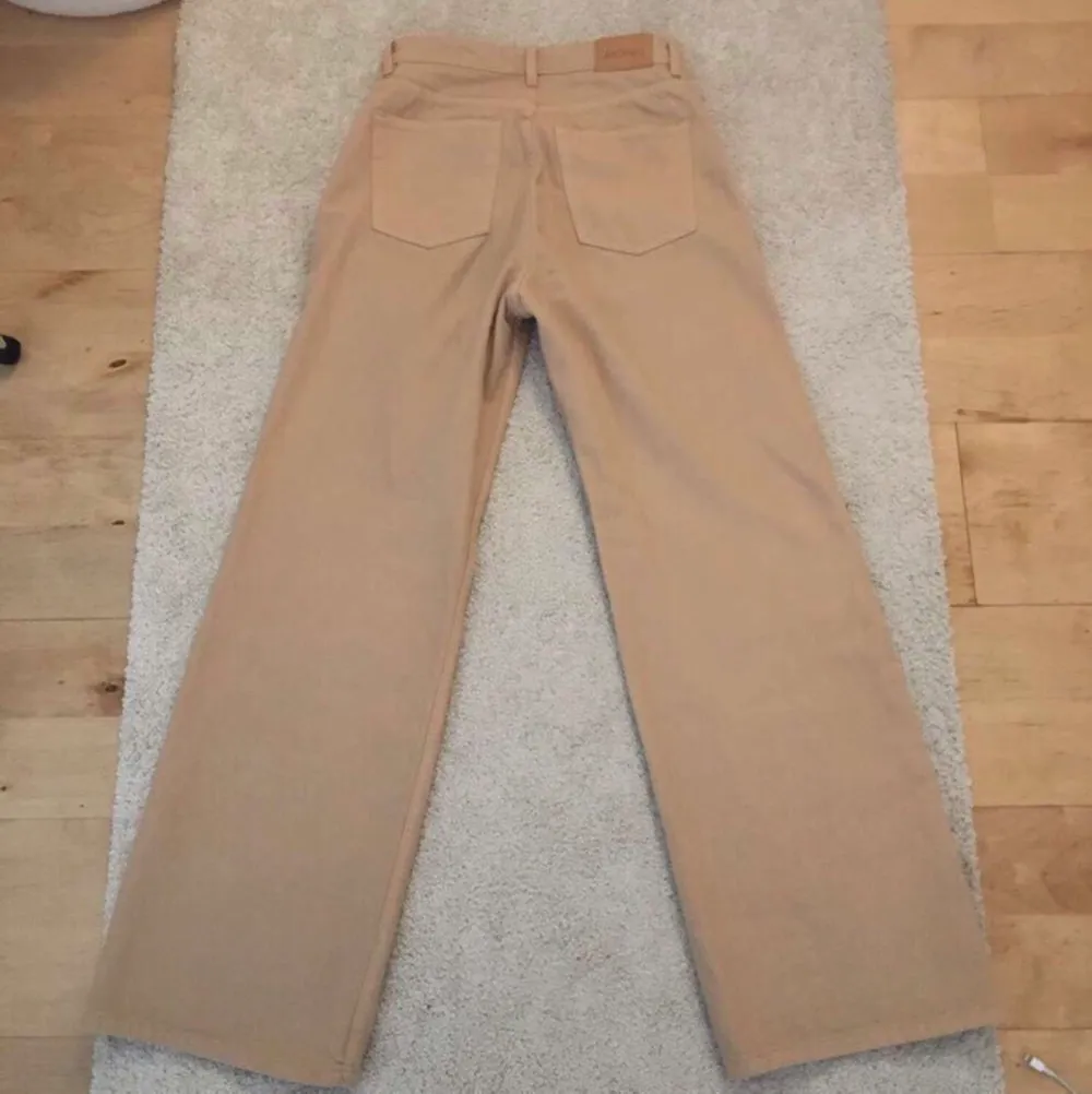 Säljer dessa super snygga beiga jeans ifrån monki. Säljer de pga att de är lite för små för mig och har endast använt dom 2-3 gånger så de är nyskick. Köparen står för frakt(65kr)💗. Jeans & Byxor.