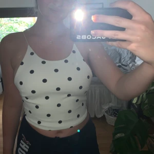 Zara Linne - Fint linne från zara. Använd 1 gång lite för tajt över brösten. Storlek M men skulle säga mellan M och S. Bjuder på frakt.