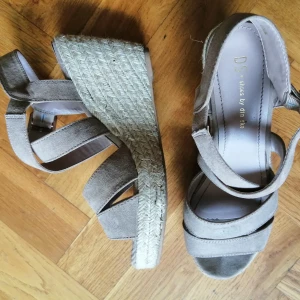 Kilklack str 38 - Mjuka och sköna kilklackar från dinsko, sparsamt använda. Ca 9 cm klack och 3 cm plattå vilket ger höjd utan att dem är svåra eller osköna att gå i. 