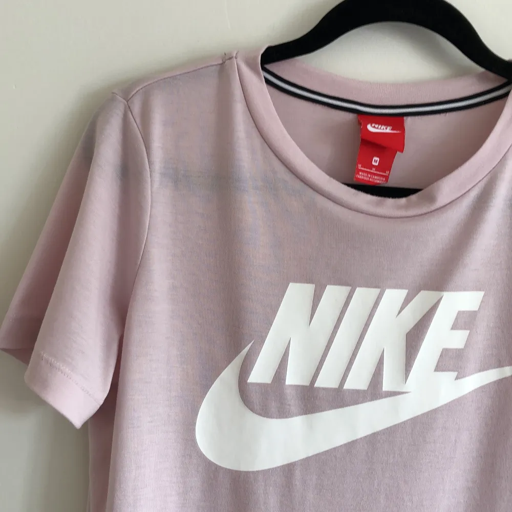 Ljusrosa/gammelrosa Nike T-shirt i storlek M. Passar som oversize om man är storlek S, sitter normalt på en M/L. Använd ca 10 gånger. Frakt ingår i priset. T-shirts.