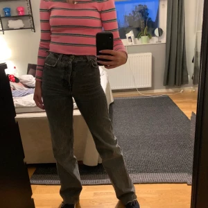 Gråa jeans - De populära zara jeansen i str 34. Buda från 400