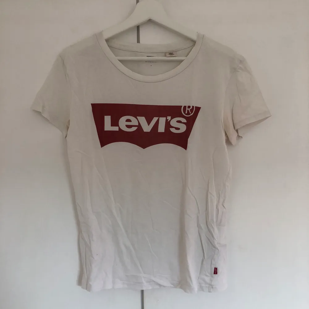 Fin Levis tröja som jag tyvärr inte använder mer och bara ligger i min garderob och tar plast. T-shirts.