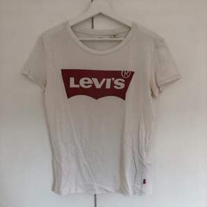 Fin Levis tröja som jag tyvärr inte använder mer och bara ligger i min garderob och tar plast