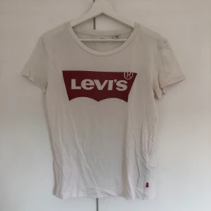 Vit Levis T-shirt  - Fin Levis tröja som jag tyvärr inte använder mer och bara ligger i min garderob och tar plast