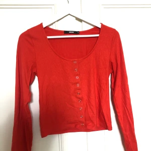 Orange/röd tröja  - Säljer denna orange/röda tröjan med knappar från bikbok, den är ursnygg på men säljs då jag gärna vill ha stora pösiga kläder på mig. Denna är alltså lite mer taight. Storlek M men S-M!!!❤️🧡 ❌köparen står för frakt❌