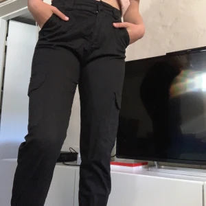 Cargobyxor - Säljer dessa cargobyxor då de sällan används och är för korta för mig (175 cm) dock i bra skick!