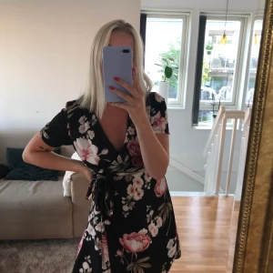 Blommig & somrig klänning!  - Superfin somrig klänning! Frakt tillkommer 55:- 