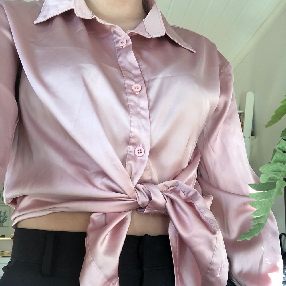 Jäättefiin silkesskjorta från boohoo. Sitter lite lösare på mig, st 36 från boohoo. Så snyggt att knyta den! Har använt väldigt få gånger, kan dock vara någon tråd som sticker ut. Svårt att fånga upp färgen på bild men den är rosa!! Frakt ingår i priset🦋. Skjortor.