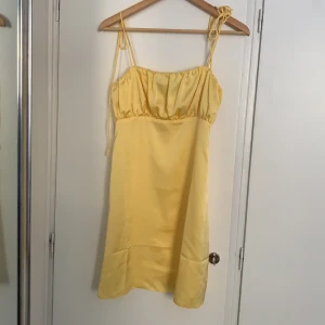 Kort klänning - Super fin klänning från ASOS aldrig använd så helt som ny!