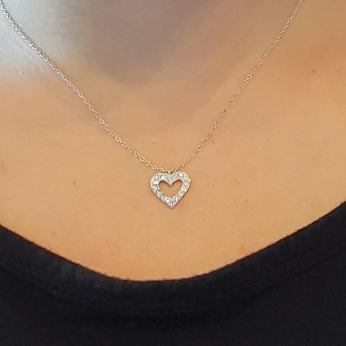 Halsband i silver, hjärta med stenar