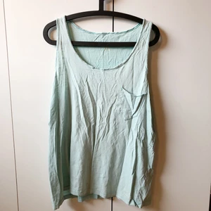 ljusblått linne - min expojkväns gamla linne. oversized, luftigt och supermysigt 😌 välanvänd men inte slitet. storlek XL-XXL