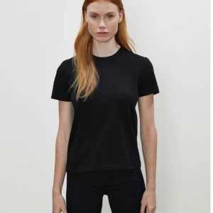 T-shirt - Säljer två basic t-shirts från bikbok, en i L och en i XL. Båda i princip oanvända. 40kr styck