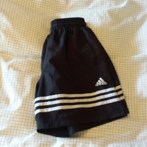  - Coola shorts från Adidas! Storlek M. 

Jag har swish. 