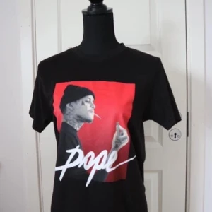 T-shirt med tryck - Säljer en t-shirt som passar både herr och dam. Tröjan är i nytt skick! Storlek: XS för herr och mer som en S till dam