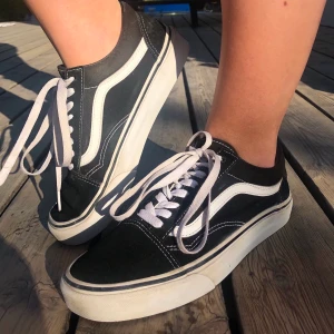 Sparsamt använda äkta Vans - Superfina Vans som endast använts ett fåtal gånger. Ordinarie pris 729kr, bud från 300kr😊 De är i väldigt fint skick men kommer tyvärr inte till användning längre och jag tycker därför att de förtjänar ett nytt hem😊 kan skickas mot extra kostnad