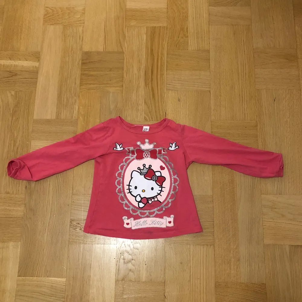 Rosa Hello kitty tröja i storlek xxs-xs. 22 kr frakt tillkommer. . T-shirts.