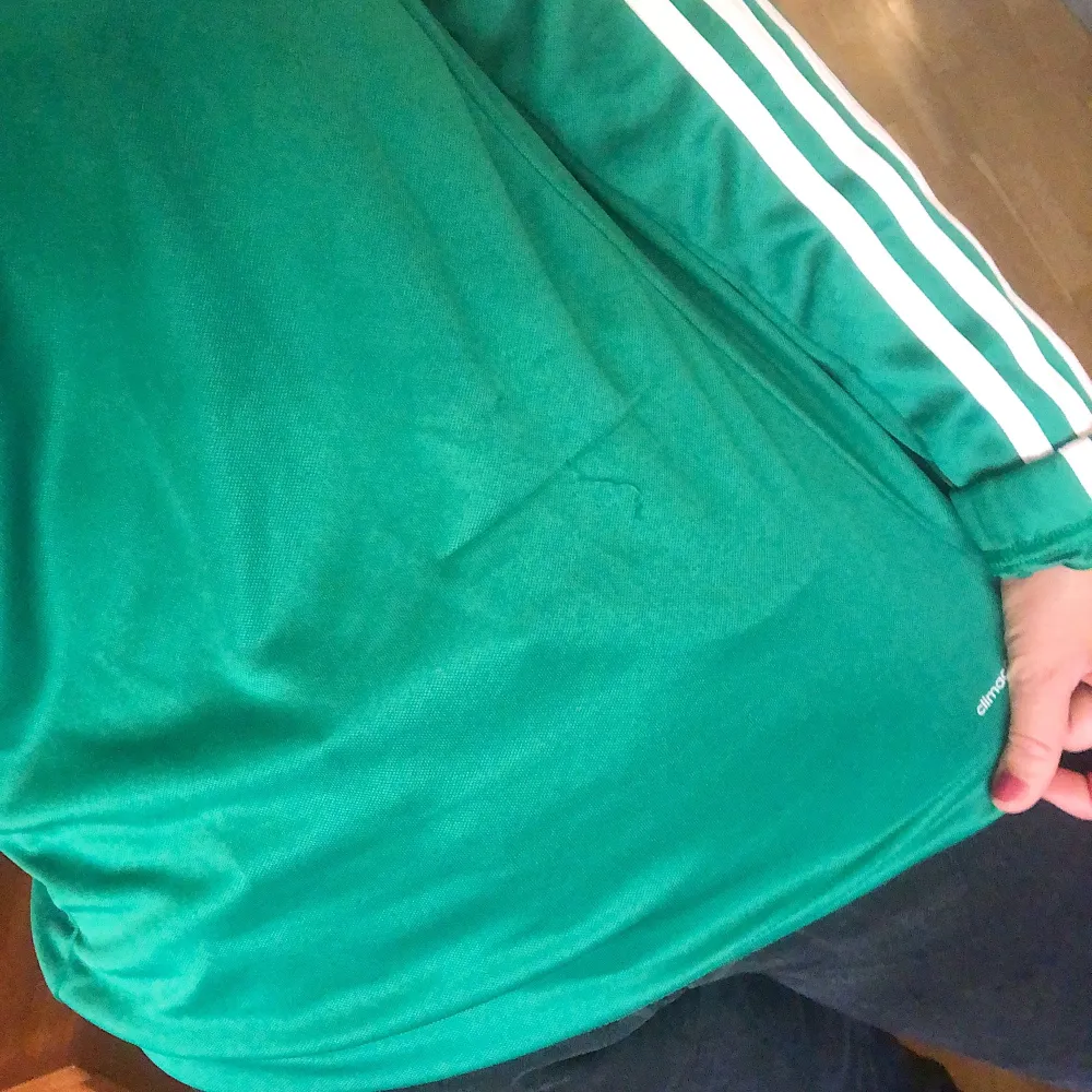 Adidas tröja i snygg grön färg 🐸🧤🦖🦎🐍🐢🐊🦚🐲🐉.  100kr plus 60kr 📦 frakt. Har ett litet slitage, kolla bild 2 ➡️. Syns inte om man har den lite instoppad. . Tröjor & Koftor.
