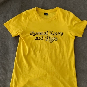 färgstark t-shirt  - Fin gul t-shirt från gina tricot med ett bra budskap. sparsamt använd. Köparen står för frakten. 