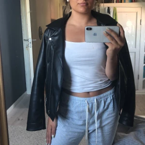Skinnjacka Zara - Säljer min skinnjacka från zara som är i mycket bra skick. Den är köpt på barnavdelningen men passar mig bra som har storlek S i vanliga fall. Frakt tillkommer 