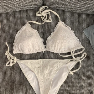 Bikini vit - En vit bikini från h&m i spets och storlek 40. Kommer inte till användning och säljer därmed den