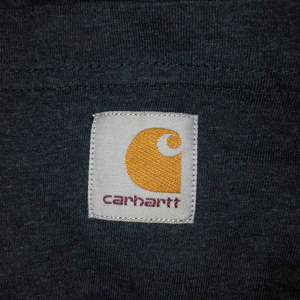 Skön tröja från carhart.  Köpt för 499kr på junkyard för cirka 2 månader sedan. Cond: 9/10. T-shirts.