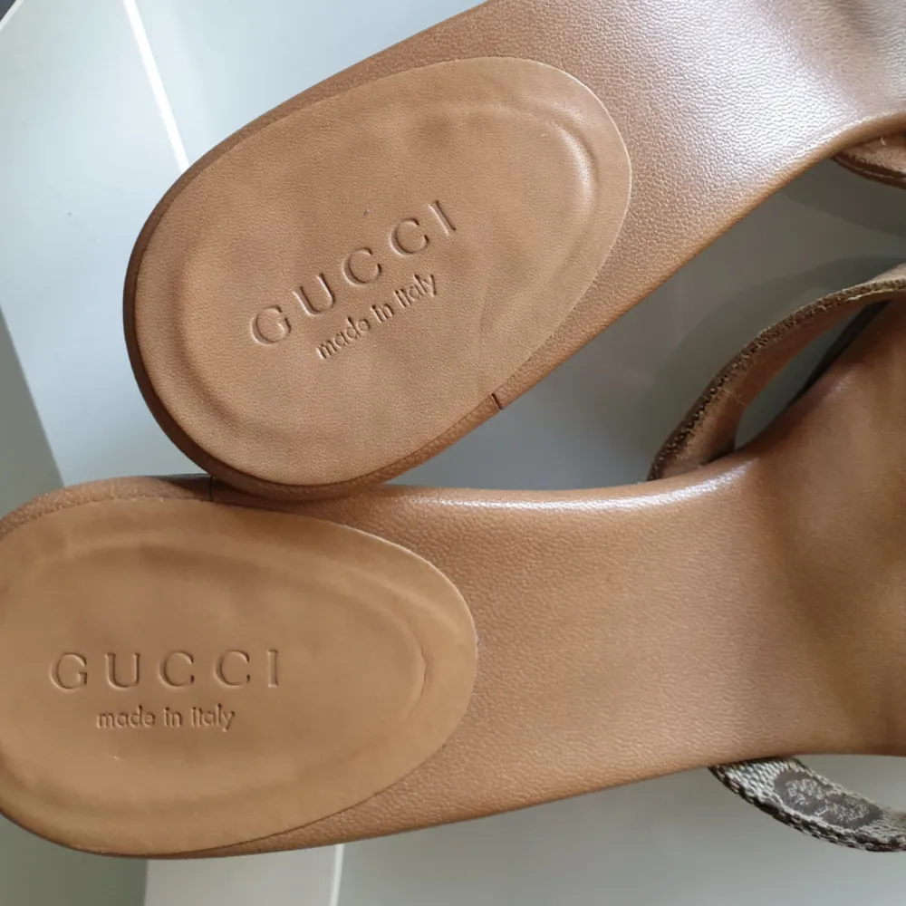 NYTT LÄGRE PRIS! Så snygga klackar från Gucci, köpta i Tokyo - Japan som är stora inom märkes-vintage. Väldigt feminina och snygga till både byxor & klänning🌸 Skriv gärna till mig om du är intresserad eller vill ha fler bilder! (OBS! Endast seriösa köpare). Skor.