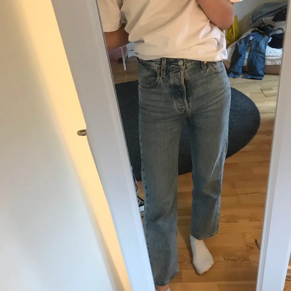 Säljer mina Levis jeans, superfina men kommer tyvärr inte till användning. Är raka i passformen och lite tightare vid midjan.. Jeans & Byxor.