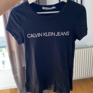 Calvin Klein t-shirt, svart. Sparsamt använd.
