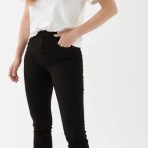 Natasha bootcut jeans från Gina  - Jeans från Gina som är använda ca 5 gånger. Säljer pga att det inte riktigt är min stil. Nypris 399kr säljer för 150kr inkuslive frakt 