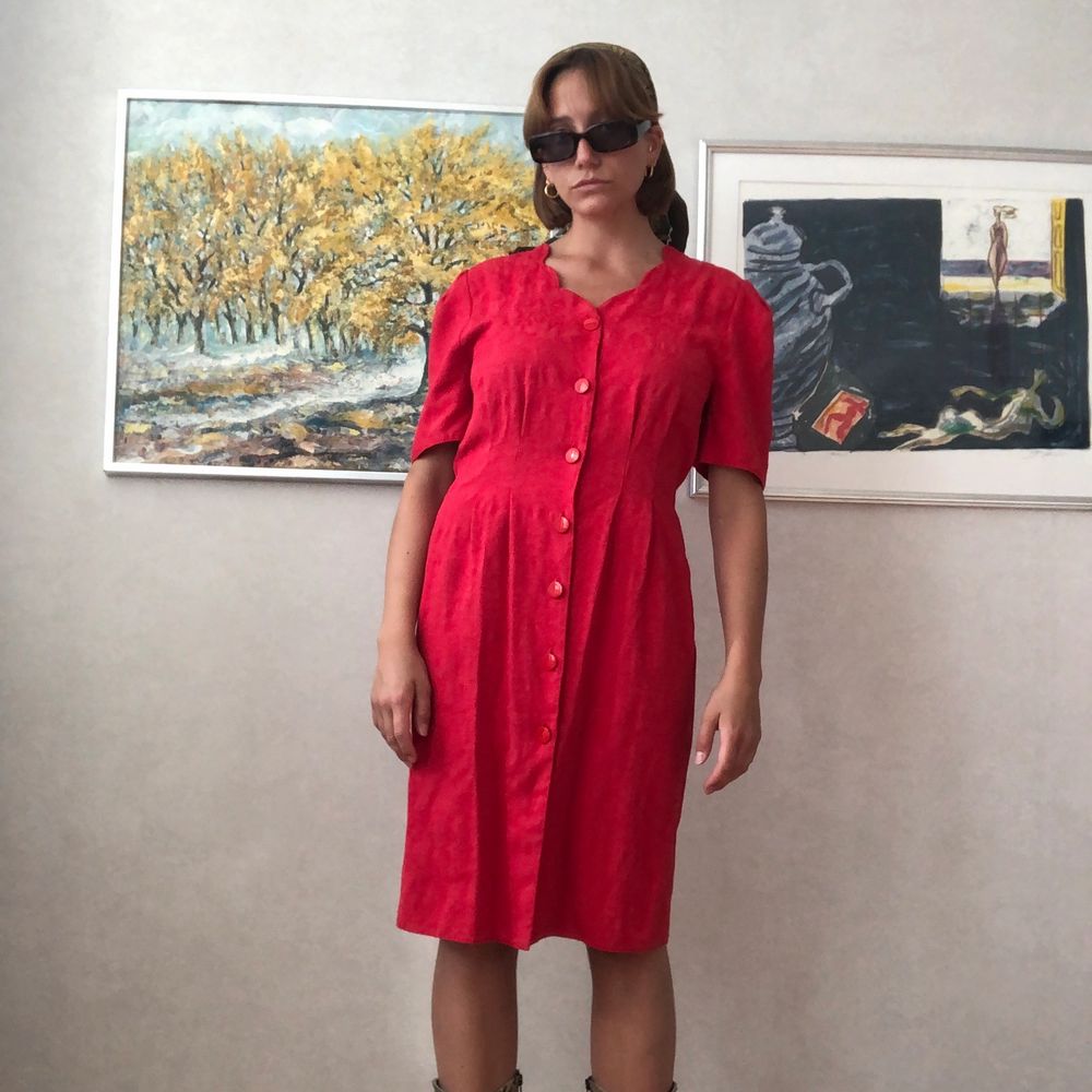A beautiful vintage red dress, 80s style. It’s a size 40, but works for smaller as well, as it goes nice as oversized. I’m a size 36. . Klänningar.