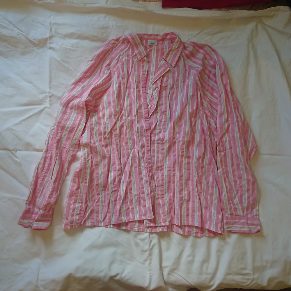 Retro rosarandig skjorta köpt 2hand. Jag på bilden är 165 lång och har vanligen storlek s/m. Skjortor.