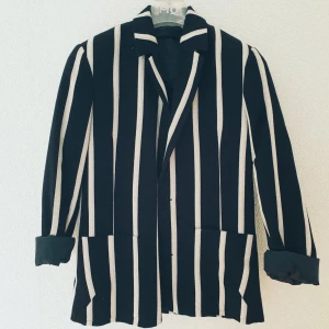 Randig HENRIK VIBSOV kavaj  - Randig kavaj från Henrik Vibskov (känner ni inte till redan, kolla Upp!!) Svinsnygg och unik i fantastiskt material och innerficka. Fråga för mått. Frakt inkluderat.