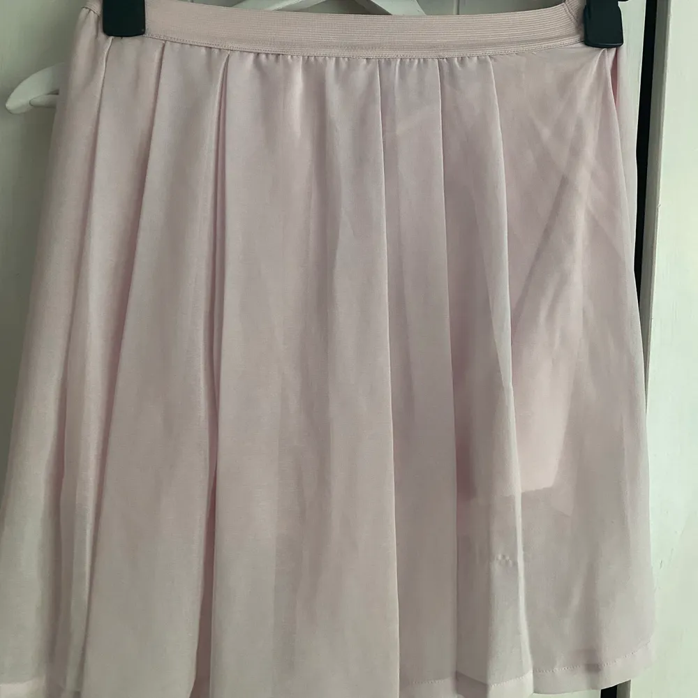 Kort, lätt plisserad rosa kjol från pull and bear strl M liten missfärgning (se bild)💕. Kjolar.
