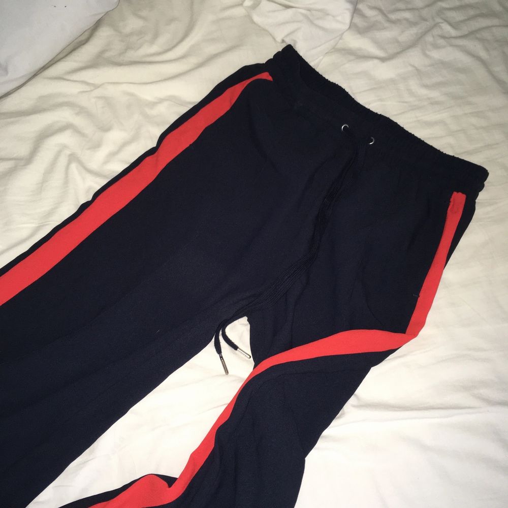 Sköna byxor som liknar träningsbyxor med slits längst ner. SÅ FINA, men använder de för lite. Är nästan oanvända, i mycket bra skick!! Strl 38 från H&M, jag har haft de som oversize (har vanligtvis 34). 70 kr + frakt (44 kr). Samfraktar självklart!. Jeans & Byxor.