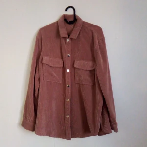 SKJORTA - Rosa Manchester-liknande skjorta ifrån Gina Tricot. Nästintill oanvänd. 