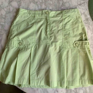 Kjol - Supersöt kjol köpt på Plick, tyvärr fel storlek för mig🦋 köperen står för frakt💘