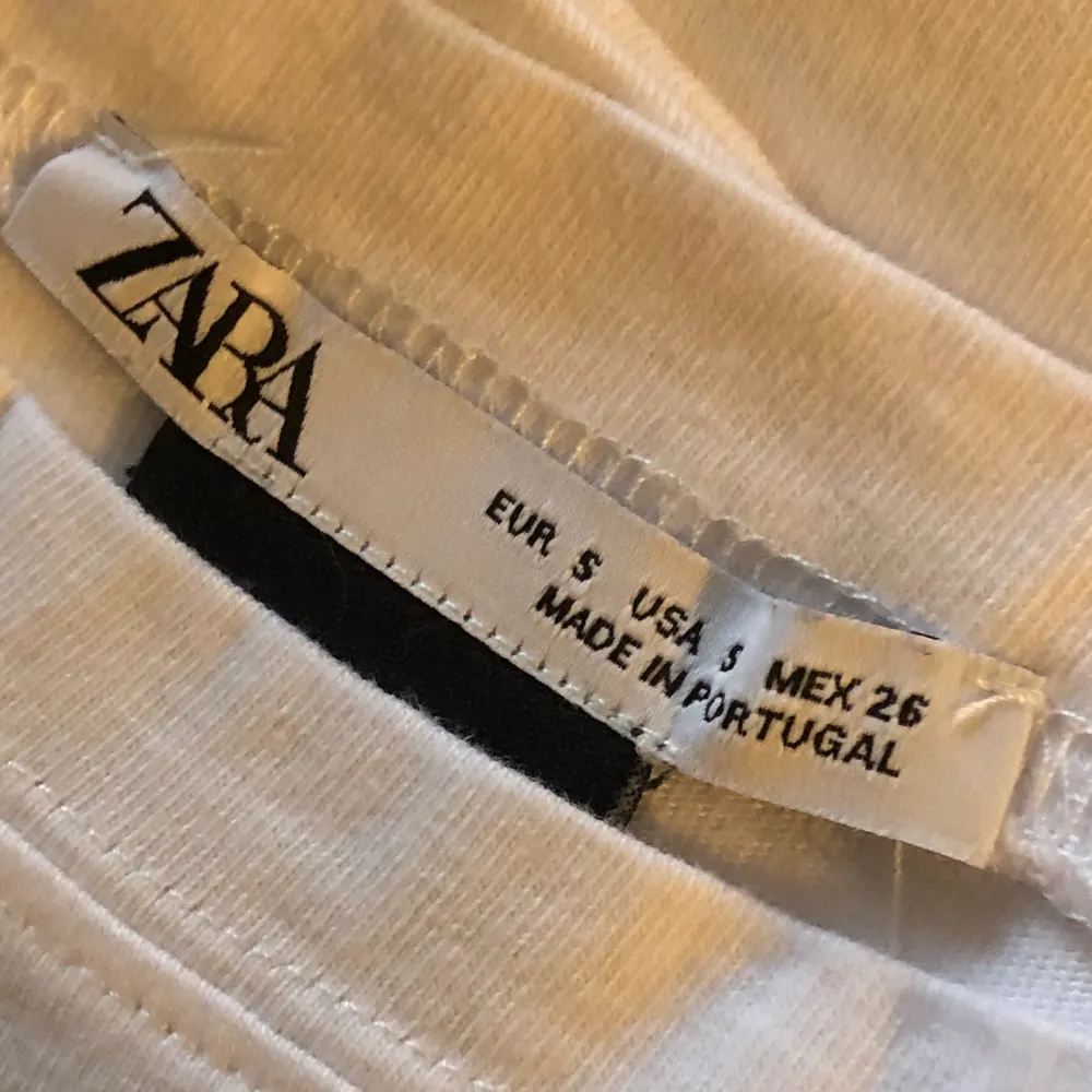 T shirt köpt ifrån Zara med lady och lufsen, knappt använd och i jättebra skick!💜                                             Frakten är inräknad i priset!!. T-shirts.