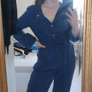 Jeansdress - Byxdress i jeans med knytning i midjan från & Other stories. Endast använd en gång, inköpt i vintras. Har både fram och bakfickor!!! Storlek 38