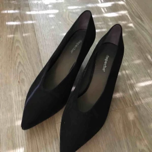  - Svarta klackar i storlek 39! 