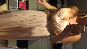 Rosa finklänning - En perfekt rosa klänning (ser lite mer beige ut på bilder) med öppen rygg och lagom urringad. Jag är 158cm och tjejen som klippte in den är runt 175+ så passar bäst på långa. Köparen står för frakten.