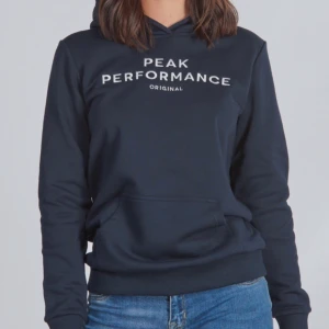 Peakperformance hoodie - Ljusblå/turkos hoodie från Peak performance. Min hoodie är i samma modell som bild nr 1. Aldrig använd så i väldigt bra skick💕 köpare står för frakt på 66 kronor💕