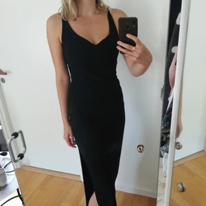 Svart klänning stretch strl 38 - Skön svart klänning i stretch-tyg. Strl 38 men passar 36. Knappt använd, den är i nyskick ✨ 