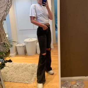 Svarta bootcutbyxor - Supersnygga bootcutbyxor i bra skick! Väldigt sköna och har mycket stretch 