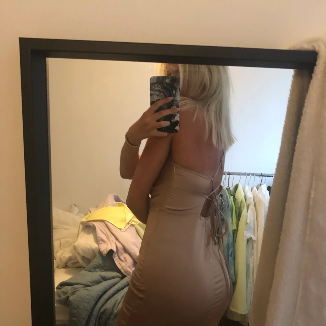 Rosa Satinklänning med snörning i ryggen - 91