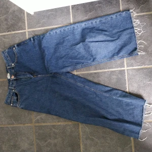 Vida högmidjade jeans - Löst sittande/vida jeans. Supersnygga men tyvärr för stora vid midjan för mig som har 26 i jeansstorlek, fast jag har burit dom några gånger med bälte. Storleken är UK 10.