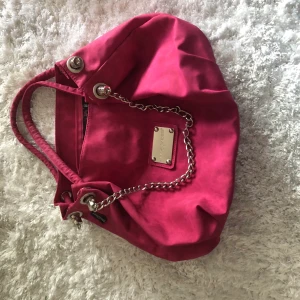 Väska - Rosa väska. Bra skick men en liten fläck bak på väskan som ni ser på bilden frakt 100kr